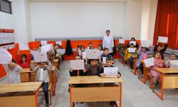 Deprem Bölgesindeki Haydar Aliyev İlkokulu'nda Karne Heyecanı