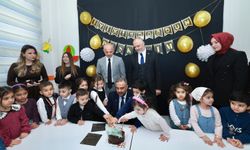 Başkan Toptaş’a Karne Programında Miniklerden Doğum Günü Sürprizi