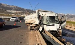 Kahramanmaraş’ta Kamyonet Bariyere Ok Gibi Saplandı