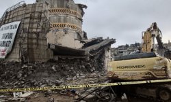 Kahramanmaraş’ta Yıkım Sırasında Operatör Enkaz Altında Kaldı