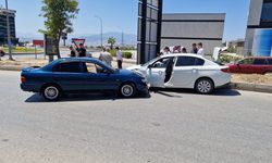 Kahramanmaraş’ta İki Otomobil Çarpıştı: Biri Çocuk 3 Yaralı