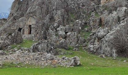 Kahramanmaraş'ta Kaya Mezarları Doğa Severlerin İlgi Odağı Oldu!
