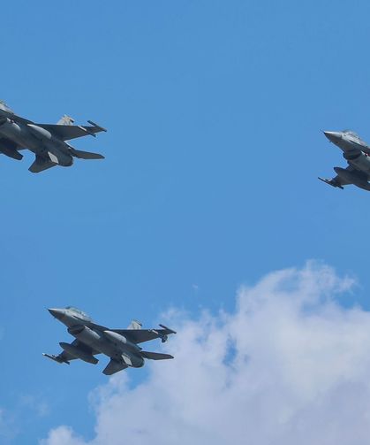 Savaşan Şahinler, Dünyanın En Büyük Türk Bayrağını gösteri uçuşuyla selamladı