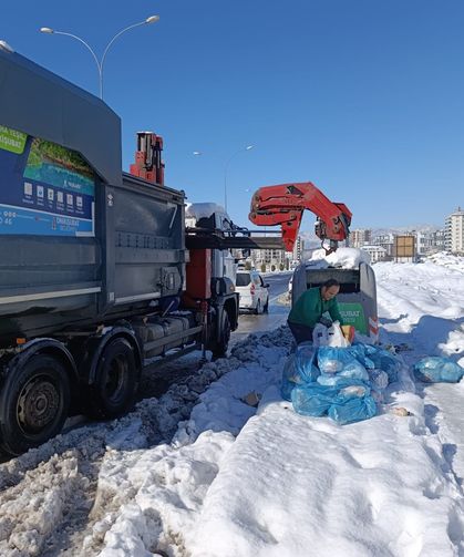 Zorlu Kış Şartlarına Rağmen Onikişubat’ta Temizlik Hizmetleri Aksamıyor