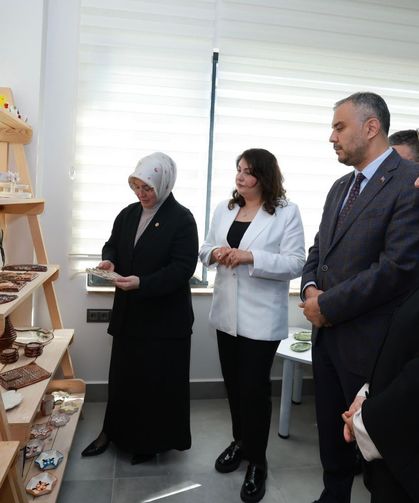 Onikişubat Belediyesi Kadın Emeği Seramik Atölyesi’nin eserleri görücüye çıktı