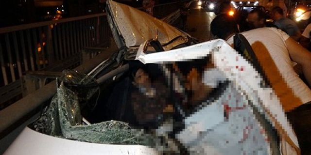 İzmit'te feci kaza! Tır otomobile çarptı, savrulan tır devrildi: 3 yaralı