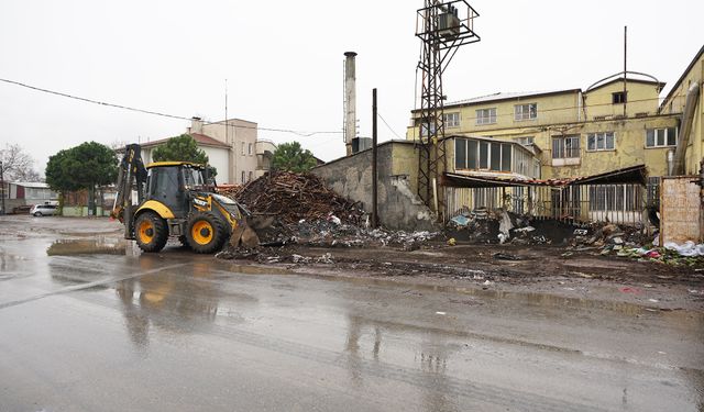 Odun Ambarları ve Küçük Sanayi Sitesi Hafriyat Atıklarından Temizleniyor