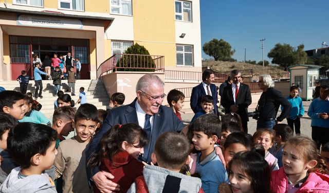 Başkan Mahçiçek’ten 500 ortaokul öğrencisine bot ve mont hediyesi