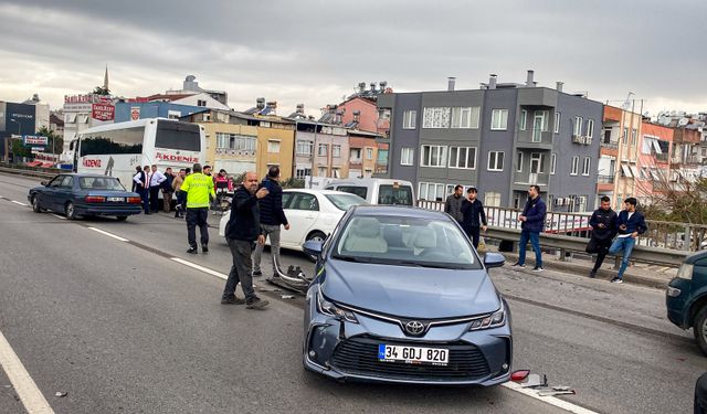 Kazada hafif ticari araç adeta kullanılamaz hale gelirken, yaralanan olmadı!