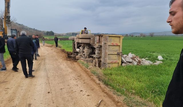 Taş yüklü kamyon devrildi!