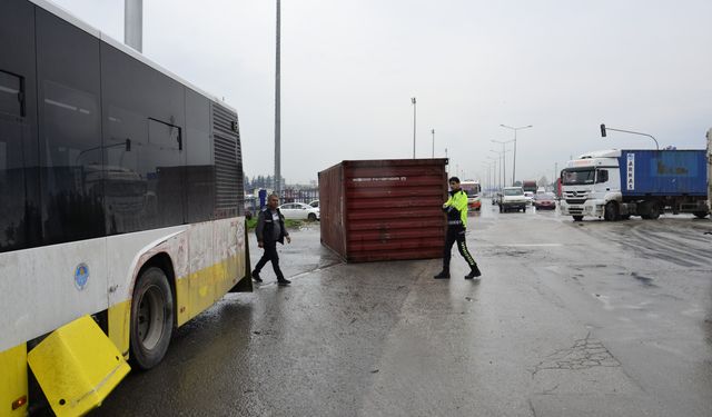 Tırın üzerinden düşen konteyner belediye otobüsüne çarptı!