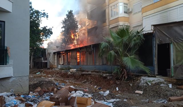 Boş restoranda yangın çıktı, mahalleli isyan etti