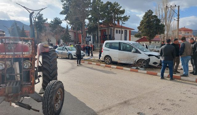 Traktör ile hafif ticari araç çarpıştı: 1 yaralı