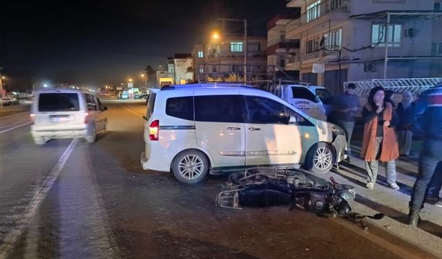 Motosikletle hafif ticari araç çarpıştı: 1 yaralı