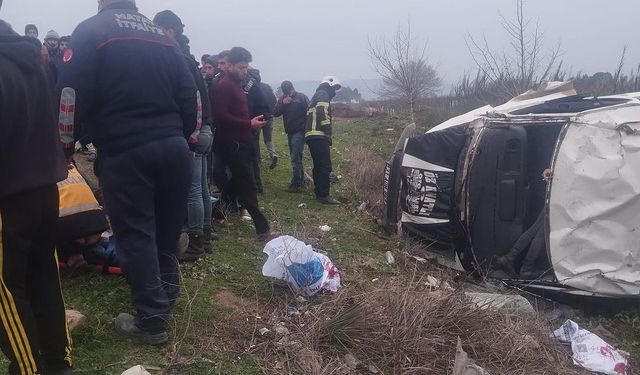 Tarım işçilerini taşıyan minibüs tarlaya uçtu: 13 yaralı