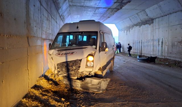 Öğrenci servisi ile otomobil çarpıştı 14 yaralı