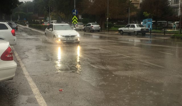 Adana’da yağış etkili olmaya başladı