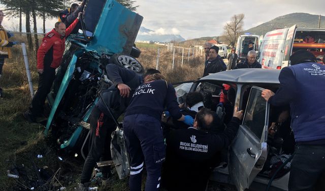 İki otomobil kafa kafaya çarpıştı, ortalık can pazarına döndü