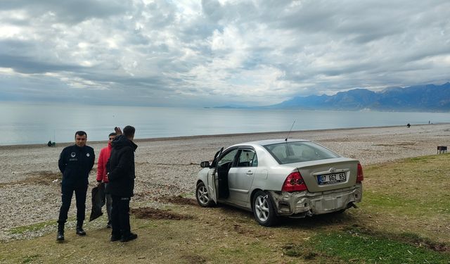 Otomobiliyle kuma saplandı, oluşan hasar, çekici masrafıyla 7 bin 500 TL'ye mal oldu