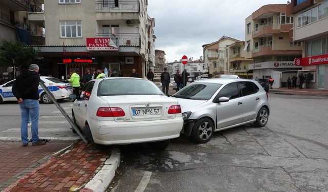 Otomobiller kavşakta çarpıştı: 1 yaralı