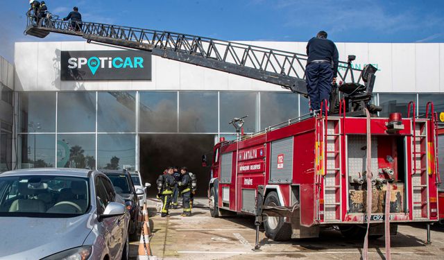 İkinci el otomobil bayisindeki yangın korkuttu: 3 kişi dumandan etkilendi