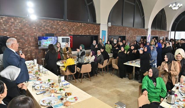 Başkan Mahçiçek’ten ‘AK Kadın’lara duygu dolu veda