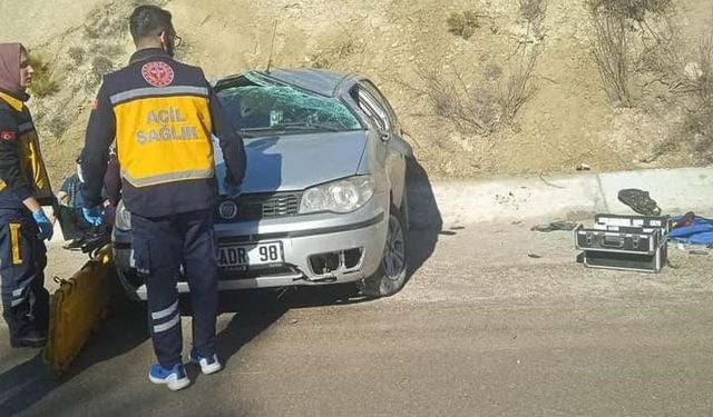 Buzlanma nedeniyle yoldan çıkan otomobil şarampole savruldu: 2 yaralı