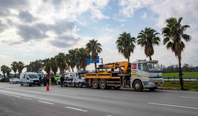 Yoldan çıkan otomobil palmiye ağacına çarptı: 1 ölü, 3 yaralı