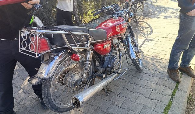 Otomobilin çarptığı motosiklet sürücüsü yaralandı