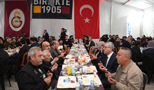 Başkan Güngör, Galatasaray Konteyner Kent’te Vatandaşlarla İftar Yaptı