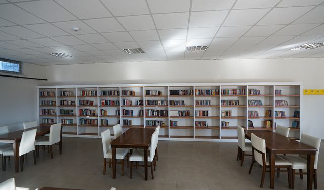 Türkoğlu Erdem Bayazıt Halk Kütüphanesi Öğrencileri Ağırlamaya Devam Ediyor