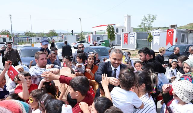 Başkan Toptaş, 23 Nisan’da depremzede çocukları unutmadı