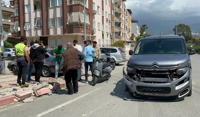 Otomobille motosiklet çarpıştı: 1 yaralı