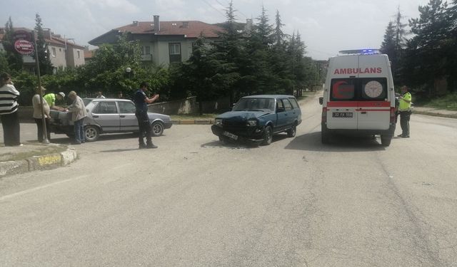 İki otomobilin çarpışması sonucu 2 kişi yaralandı!