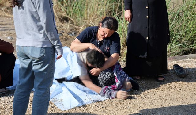 Acılı anne boğularak ölen oğlunun başını son kez okşadı