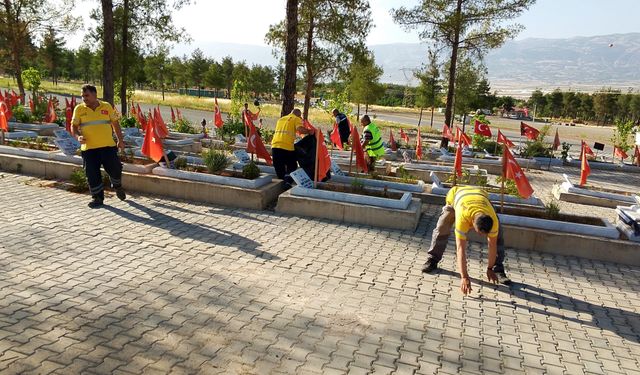 Şehitlik ve Mezarlıklar Bayrama Hazırlandı