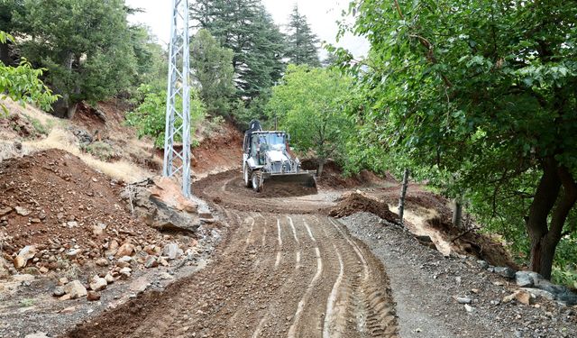 Onikişubat Belediyesi, sağanağın izlerini silmek için 7/24 çalışıyor