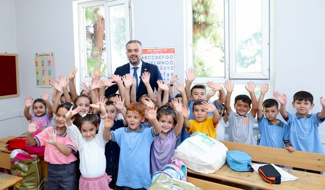 Başkan Toptaş’tan 3 bin öğrenciye kırtasiye seti desteği