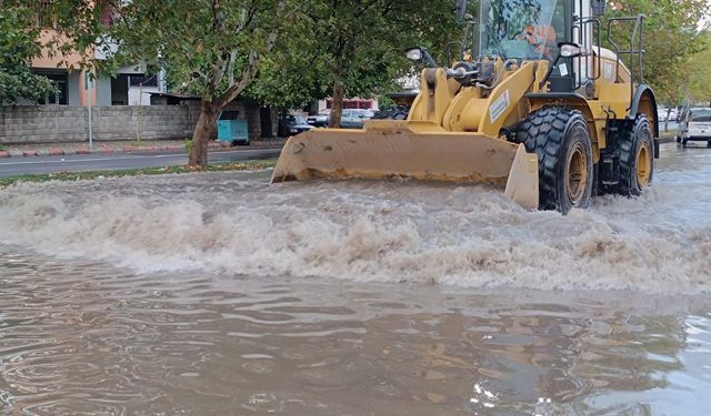 Büyükşehir, Yağış Sonrası Temizlik Çalışmalarını Sürdürüyor