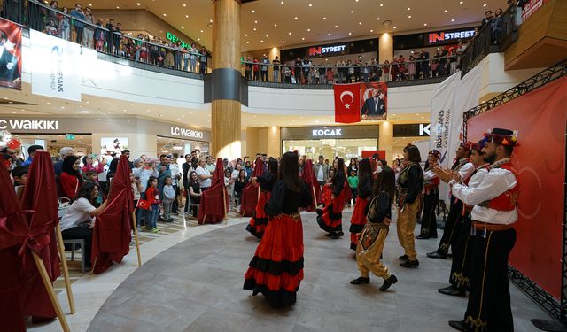 Cumhuriyet Kutlamalarında Büyükşehir’in Halk Oyunları Ekibi Görsel Şölen Sundu