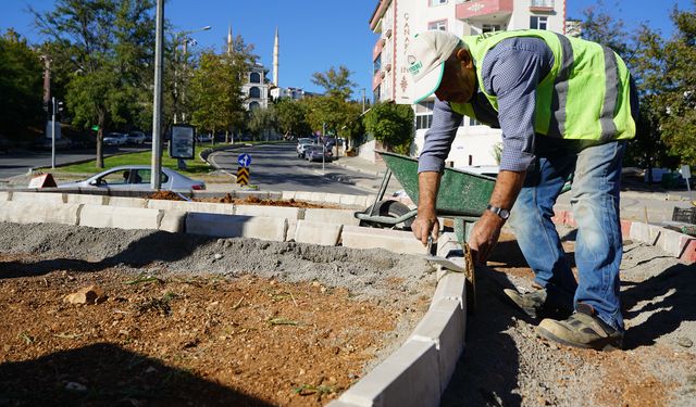 Büyükşehir, Refüj ve Kavşakları Bir Bir Yeniliyor