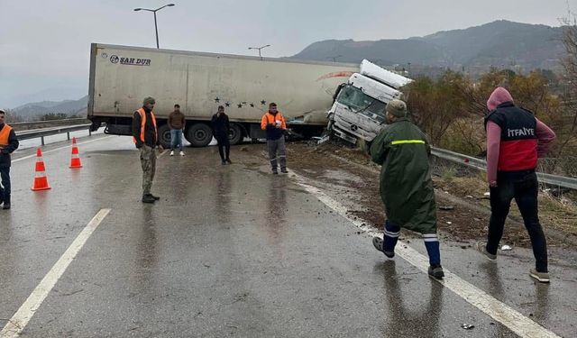 Otoyolda kontrolden çıkan tır kaza yaptı: 1 kişi yaralandı