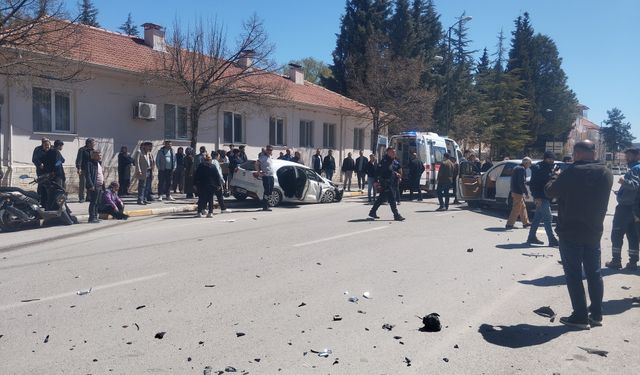 İki otomobilin çarpışması sonucu 4 kişi yaralandı