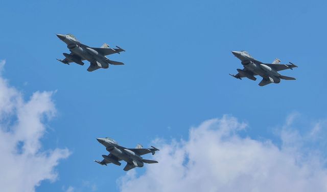 Savaşan Şahinler, Dünyanın En Büyük Türk Bayrağını gösteri uçuşuyla selamladı