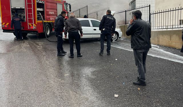 Kahramanmaraş'ta Park Halindeki Otomobil Alev Aldı