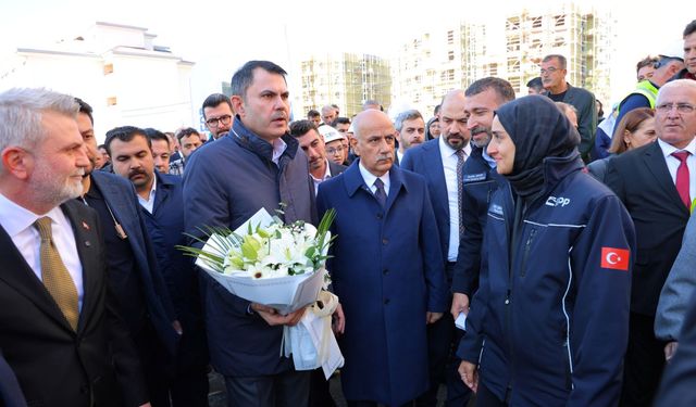 Bakan Kurum’a Fuar Davetiyesi Takdim Edildi