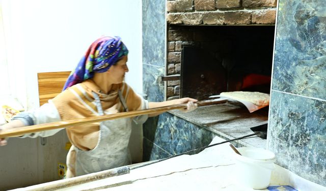 Kahramanmaraş Çardak Mahallesi'nde 170 Yıllık Ekmek Geleneği Sürüyor
