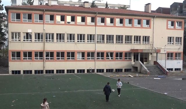 Kahramanmaraş'ta Yarım Asırlık Okul Yıkılmayı Bekliyor