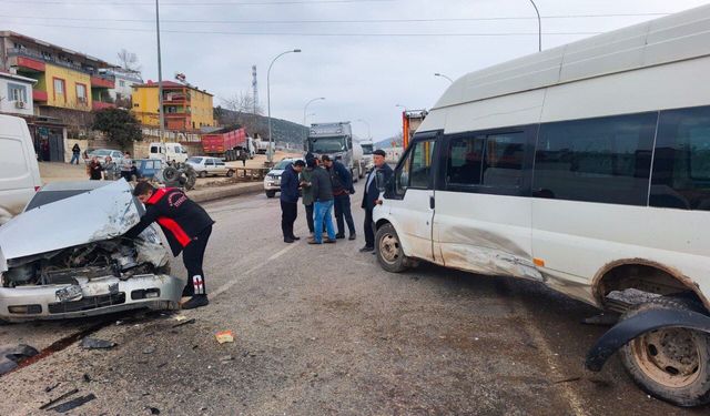 Kahramanmaraş’ta Servis Aracı ile Otomobil Çarpıştı: 2 yaralı