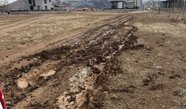 Elbistan’da Vatandaşlardan Çamur Tepkisi